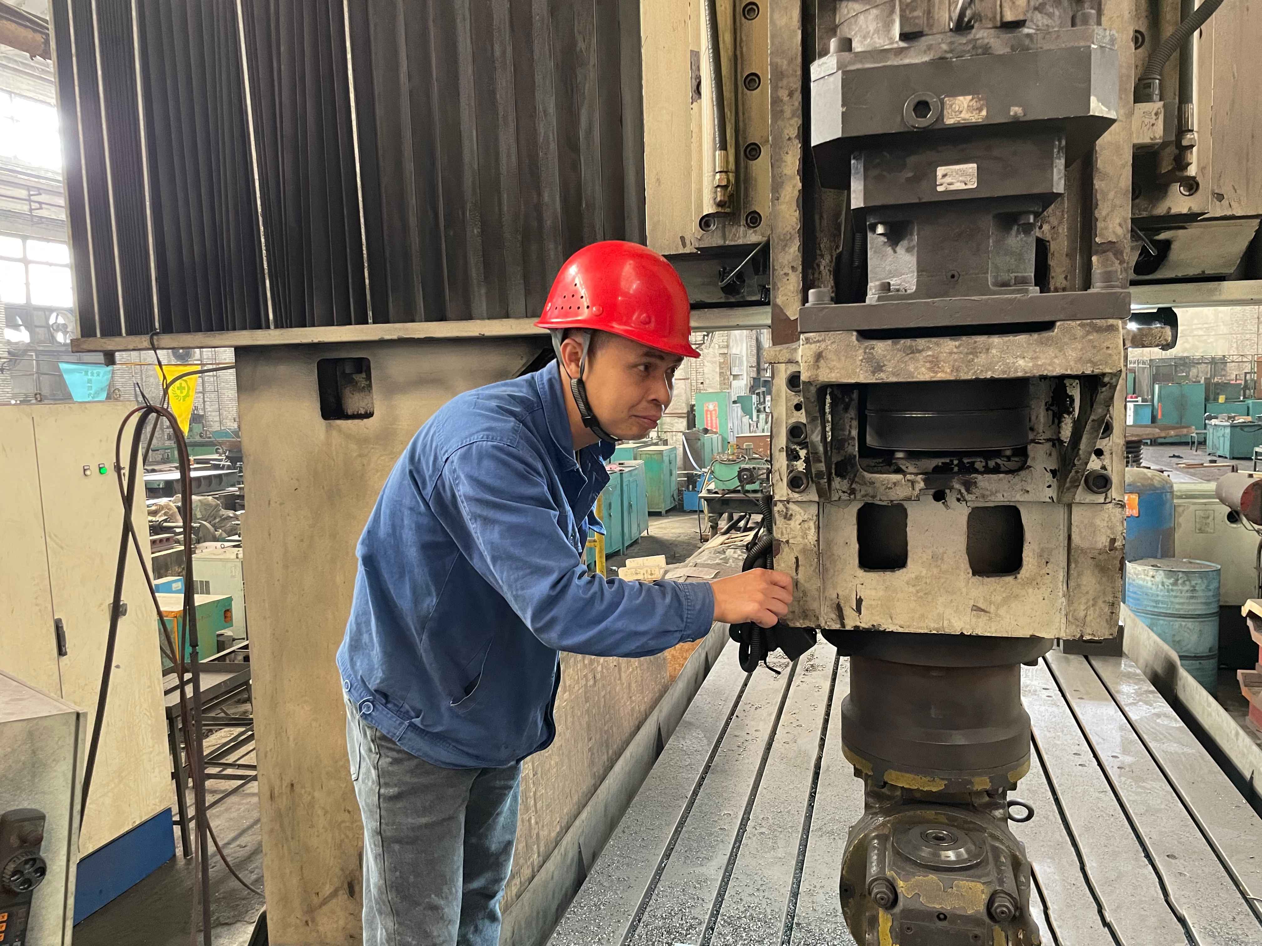 【身边模范】李启合：与机械为伴，，，“钳”出责任