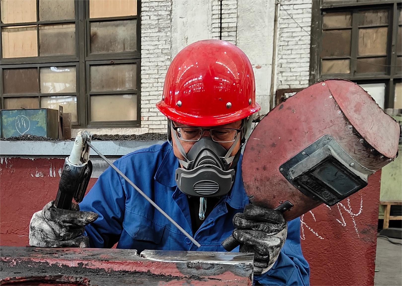 【身边模范】胡新：有心“焊”人，，，一直突破